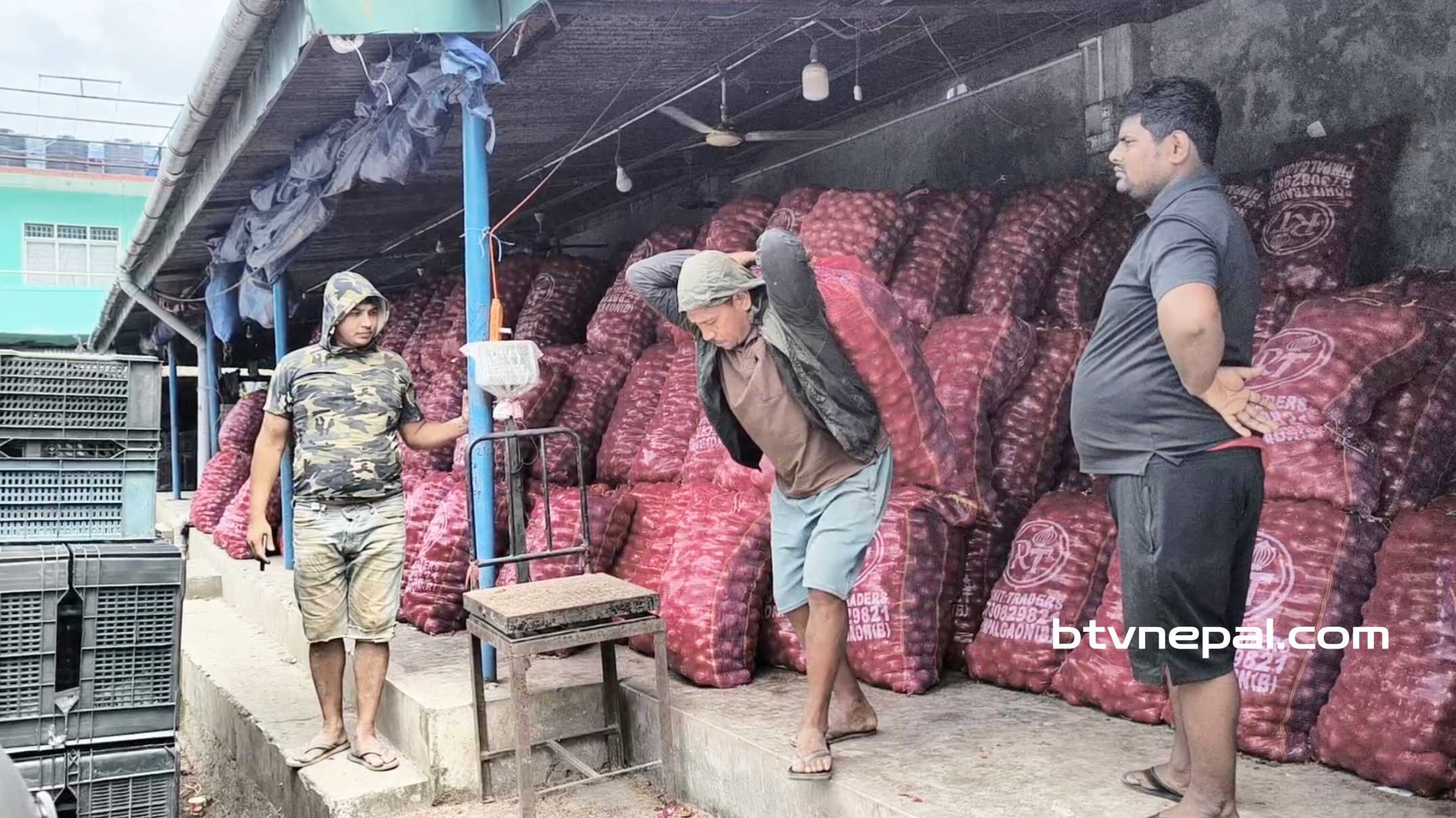 धरान कृषि बजारका प्याज व्यापारी भन्छन्, केजीमा १६ रुपैयाँ भन्सार तिर्छौं