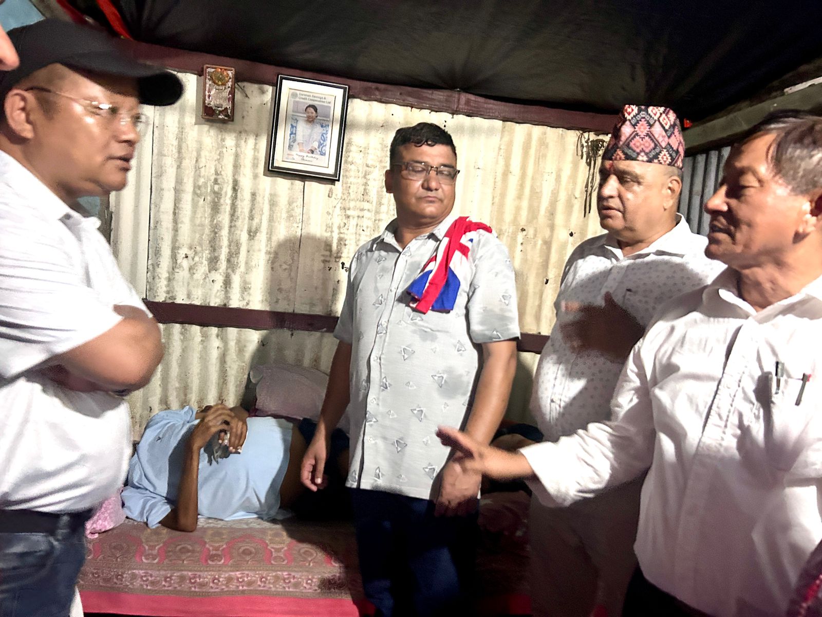 रोशनको उपचारका लागि सहयोग हस्तान्तरण