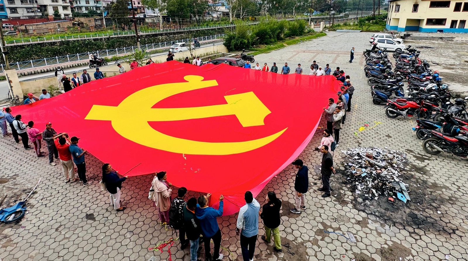 एमाले मुख्यालयमा हँसिया हथौडा अंकित  देशकै ठुलो झण्डा