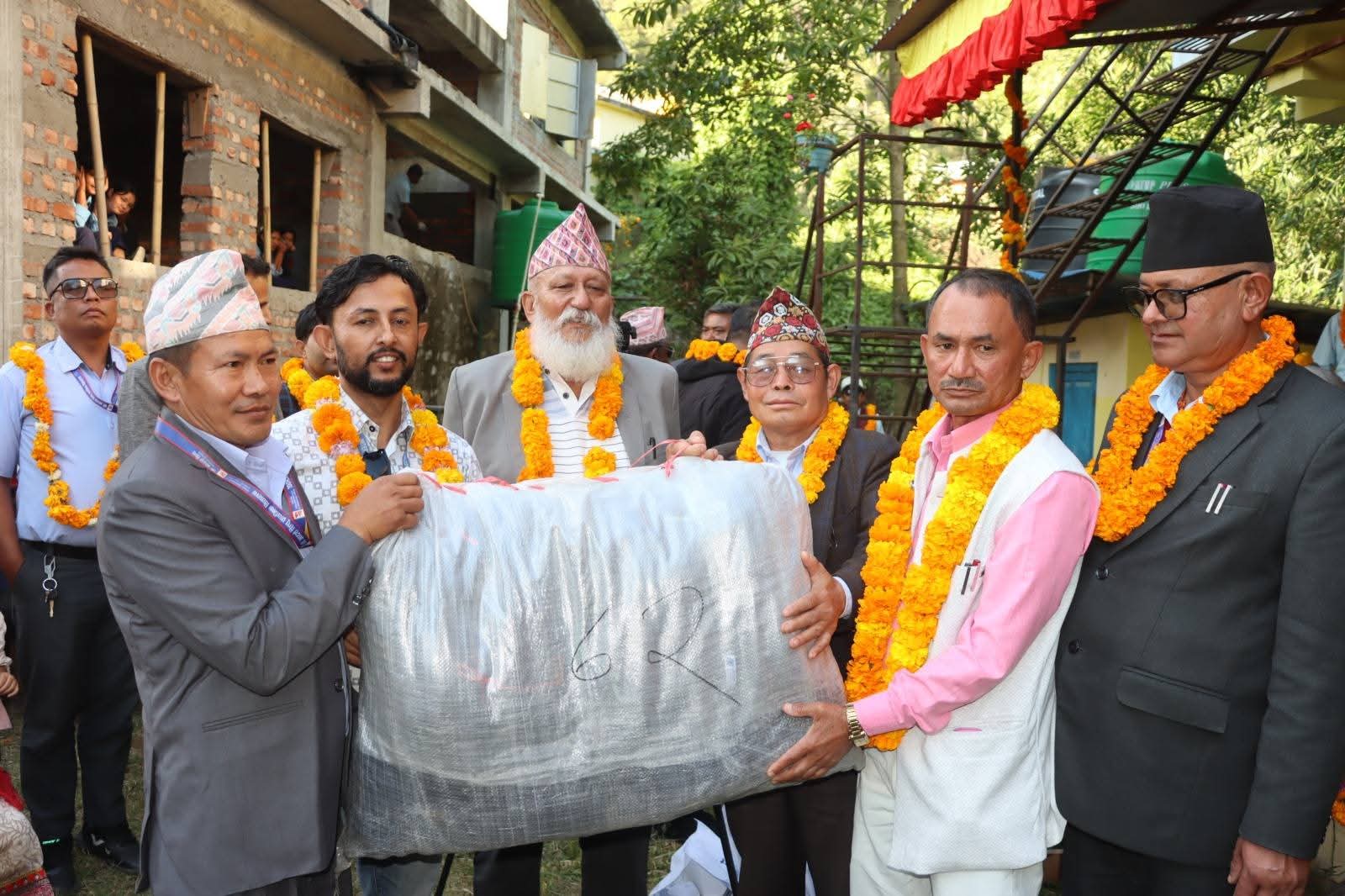 भोजपुरको टक्सारका पाँच विद्यालयका ५३३ विद्यार्थीलाई न्यानो वस्त्र तथा शैक्षिक सामग्री वितरण