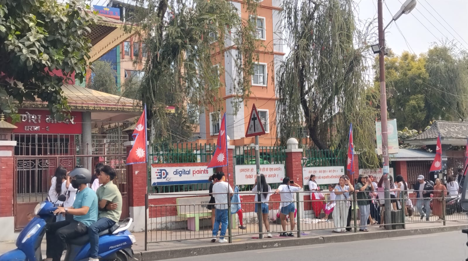 चुनावको छायाँमा धरानको होली फिका