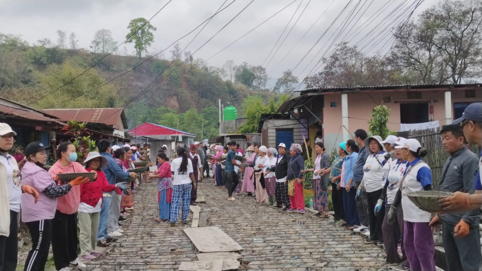 धरान–४ खैरेनी टोलमा श्रमदानबाट सडक ढलान, लाखौं खर्च बचत