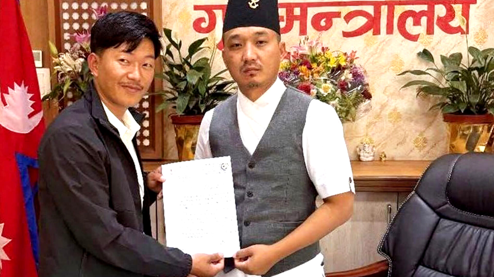 मन्त्रालय धाउँदै श्रम संस्कृति पार्टीका सांसद आरेन, गृहमन्त्रीलाई बुझाए ज्ञापनपत्र