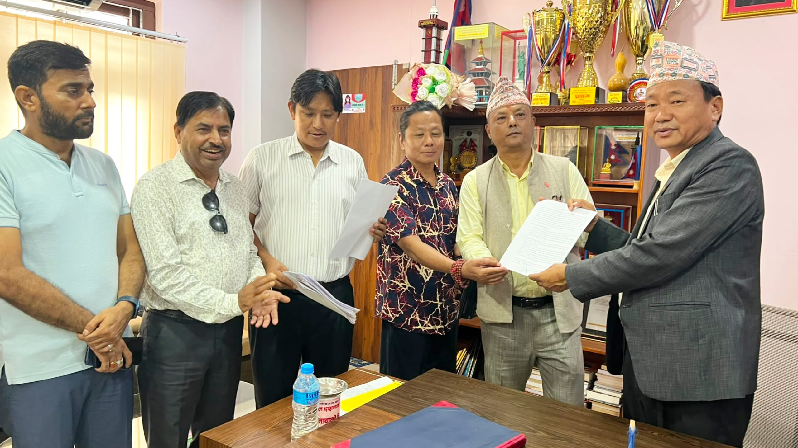 भानुचोक वरपरको बजार सुस्ताएको भन्दै व्यवसायीले बुझाए कार्यवहाक मेयरलाई १५ बुँदे स्मरणपत्र