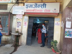 कोशी अस्पतालको आकस्मिक विभागमा दुर्गन्धले नाक थुनेर बस्न बाध्य कुरुवा