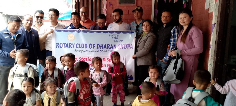 रोटरी क्लव धरान घोषाद्धारा दुइ वाल केन्द्रलाई सहयोग