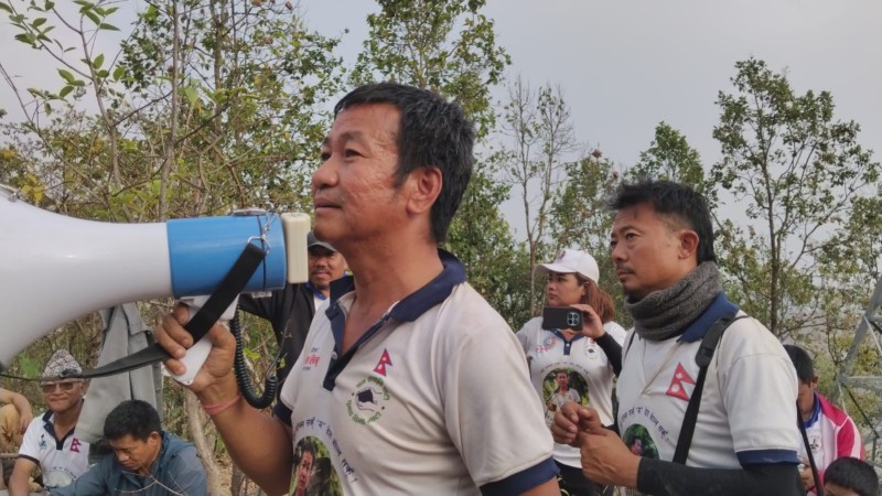 माननीय हर्क साम्पाङ राई श्रमदानमा : धरानको खानेपानी पाइपलाइन जोगाउन जंगलमै सक्रिय