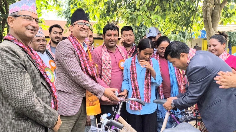 सांसद पारसमणि गेलालद्वारा सीमान्तकृत विद्यार्थीलाई साइकल वितरण