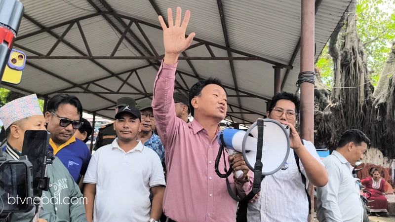 धरान-८ को ११ घरेमा डोजर पुगेपछि सुकुम्बासी आन्दोलित : कावा मेयरले भने- डोजर चल्दैन