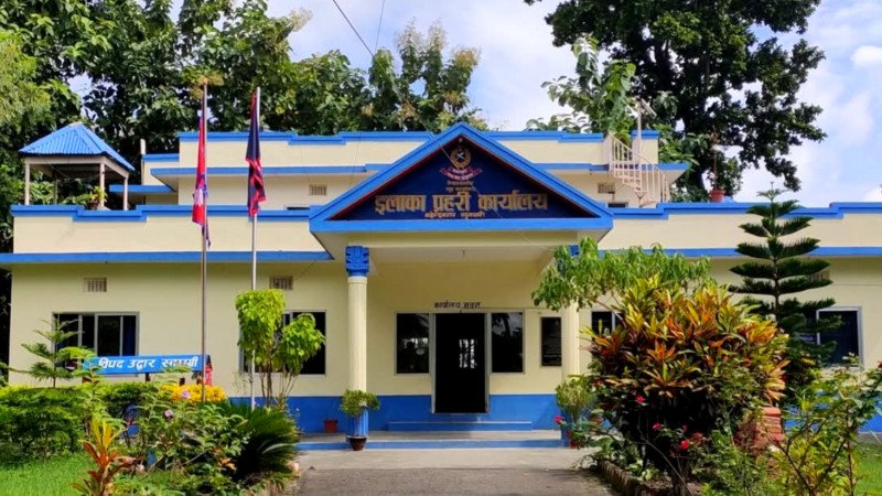 लागूऔषधविरुद्ध जनचेतनामूलक वृत्तचित्र प्रदर्शन गर्दै इलाका प्रहरी कार्यालय चक्रघट्टी