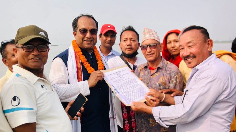 सप्तकोशी कटानको दीर्घकालीन समाधानको माग गर्दै सांसद दीपक साहलाई ज्ञापनपत्र
