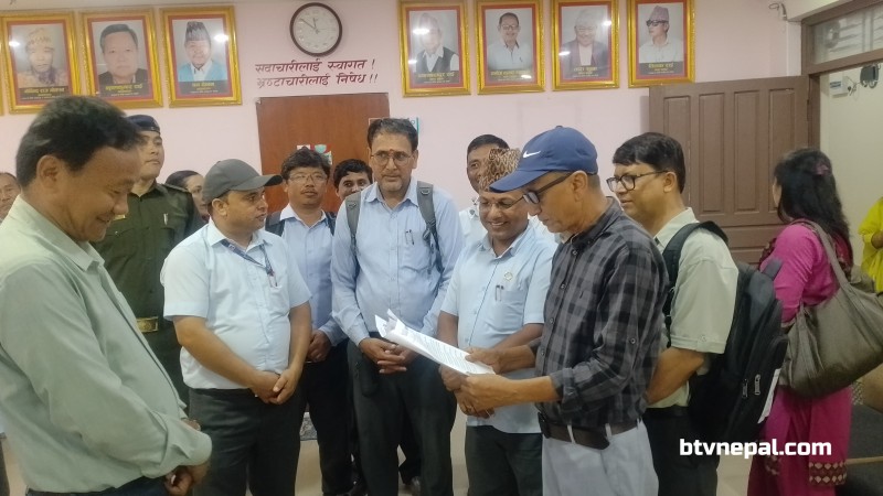 सामुदायिक विद्यालय सुधारको माग राख्दै धरान उपमहानगरलाई १८ बुँदे ज्ञापनपत्र