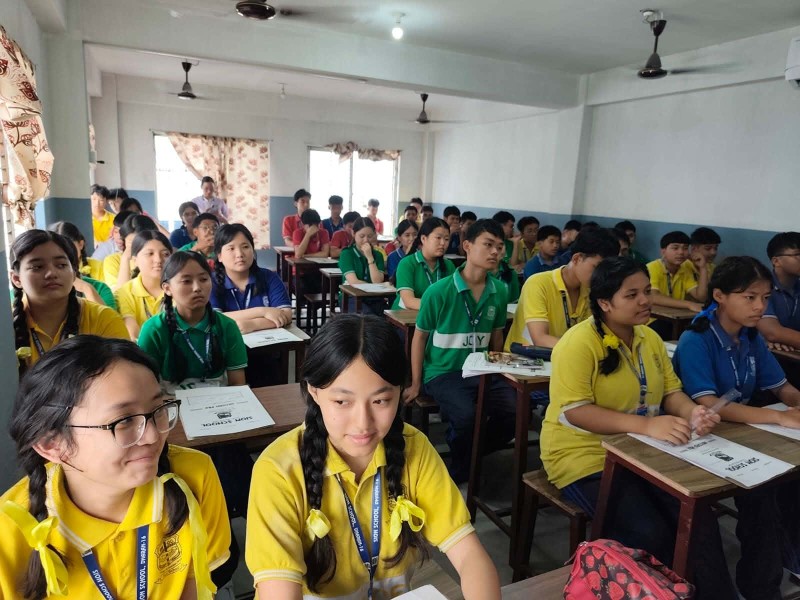 किताबमा पढेको संसद् विद्यालयमै अभ्यास गर्दै सियोनका विद्यार्थी