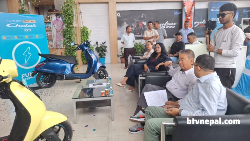 धरानमा अर्बिन ब्रदर्श अटोले ल्यायो बजाज अटोका विद्युतीय स्कुटर
