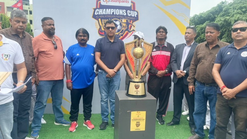 विराटनगरमा एशियन पेन्ट्स यू–१८ फुटबलको ट्रफी अनावरण