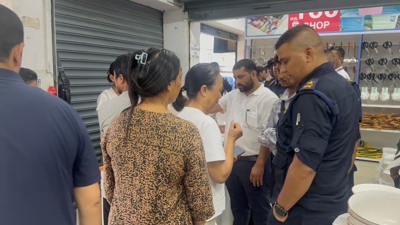 नेपालीको नाममा फर्म दर्ता गरेर व्यापार गर्ने चिनियाँ पुनः पक्राउ, अध्यागमन पठाइयो