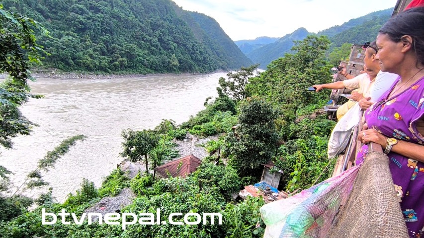 वराहक्षेत्र मन्दिर परिसरको बस्तीमा सप्तकोशीले कटान गर्न थाल्यो, बस्तीमुनिको पहिरो खस्दै