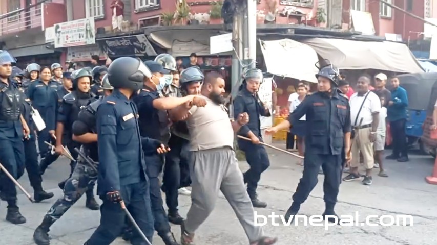 धरान देशीलाइनका आन्दोलित व्यवसायीमाथि प्रहरीले गर्‍यो हातपात, नगरपालिकाद्वारा वार्ताको आह्वान
